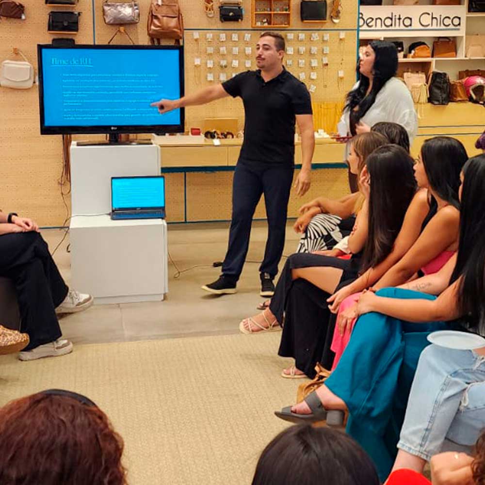 Treinamento da equipe sobre o visual merchandise e a organização dos produtos